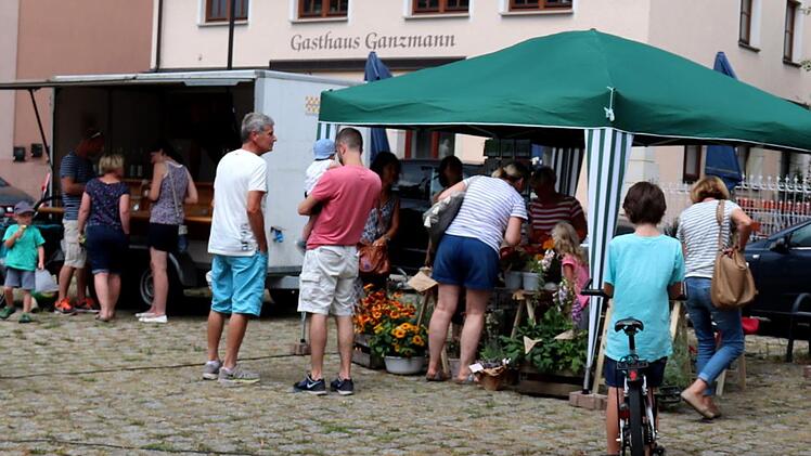 Die Adelsdorfer nahmen den Wochenmarkt gut an. Foto: Johanna Blum