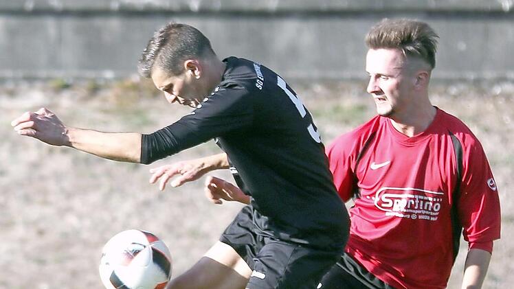 Andreas Deckert (links) und seine SG Eyrichshof verlieren bei der Sportvereinigung Eicha deutlich. Foto: Timo Geldner