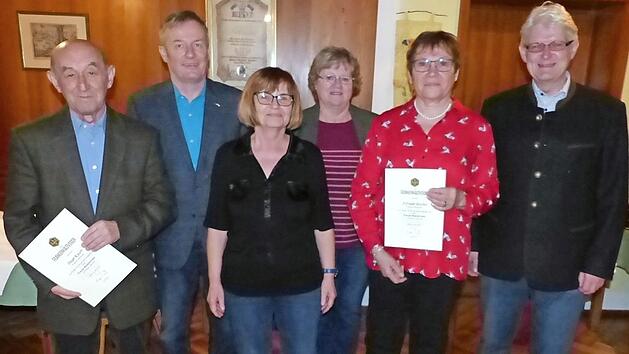 Ehrungen und Neuwahlen standen bei der Jahreshauptversammlung des Frankenwaldvereins Marktleugast auf dem Programm. Unser Bild zeigt (von links) Peter Knarr, Zweiten Obmann Mathias Brendel, Werbewartin Brigitte Schramm, Hildegard Schramm, Elfriede Peschel und Obmann Reiner Meisel. Foto: Klaus-Peter Wulf