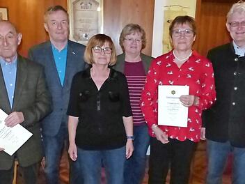 Ehrungen und Neuwahlen standen bei der Jahreshauptversammlung des Frankenwaldvereins Marktleugast auf dem Programm. Unser Bild zeigt (von links) Peter Knarr, Zweiten Obmann Mathias Brendel, Werbewartin Brigitte Schramm, Hildegard Schramm, Elfriede Peschel und Obmann Reiner Meisel. Foto: Klaus-Peter Wulf