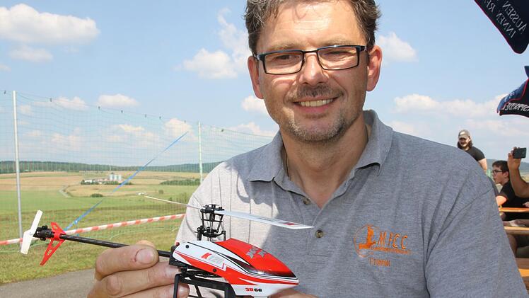 Den kleinsten Hubschrauber hatte Frank Luther, Vorsitzender des MFC Coburg, mitgebracht - eine XK 120 mit lediglich 26 Zentimetern Länge. Beim Drehflüglertreffen gab es nicht nur Kunstflug-Darbietungen zu bestaunen wie einen Hubschrauberbeim Flug auf dem Kopf. Vielmehr gab es auch reichlich Gelegenheit zum Fachsimpeln.Foto: Michael Stelzner