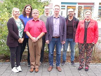Neue Lehrer konnte Schulleiterin Ulrike Freifrau von und zu der Tann (von rechts) mit  Domenik Röhner, dem neuen Konrektor Benjamin Weber, Jugendsozialarbeiter Lukas Pfeuffer, Matthias Weinig, Vanessa Jeschke und Carina Schwagerus vorstellen. Foto: Manfred Mellenthin