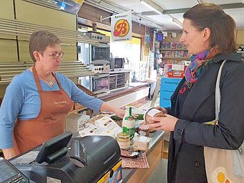 Corinna Brauer (rechts) bei Notburga Taschner im Dorfladen in Aufseß Foto: Carmen Schwind