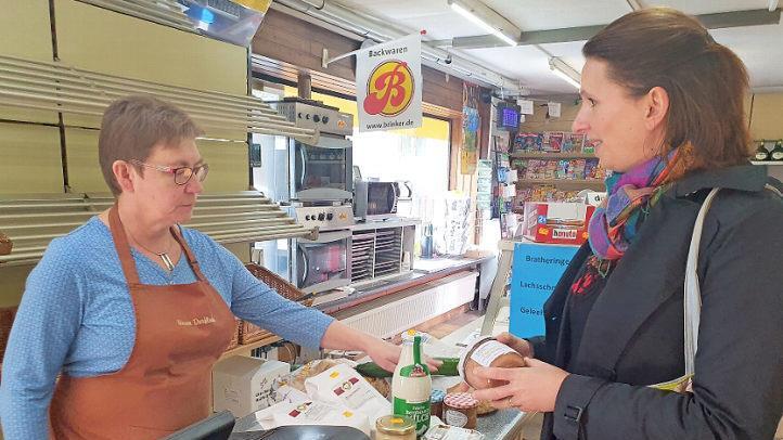 Corinna Brauer (rechts) bei Notburga Taschner im Dorfladen in Aufseß Foto: Carmen Schwind