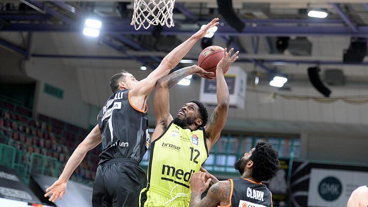 Lazeric Jones wird vom Ulmer  John Petrucelli geblockt.