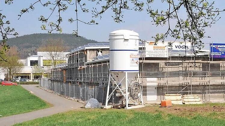 Als integrative Einrichtung ist die Menüfaktor konzipiert, die die Diakonie Bayreuth und Kulmbach derzeit gemeinsam in der E.-C.-Baumann-Straße bauen. Die Großküche soll Einrichtungen in Bayreuth und Kulmbach mit Mittagessen versorgen. Fotos: Stephan Herbert Fuchs