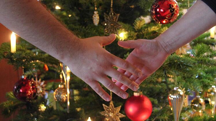 Weihnachtliche Begegnung: Im Caritashaus in Haßfurt richteten Caritas und Diakonieverein eine Weihnachtsfeier für Alleinstehende aus. Ein erster Händedruck nahm die Scheu vor dem Treffen mit zumeist unbekannten Menschen.  Foto: Klaus Schmitt