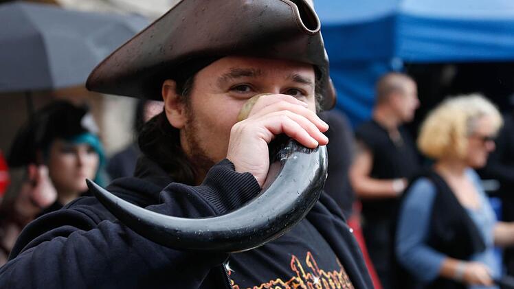 Mittelalterfest: Höchstadt lockte wieder hunderte Fans von längst vergangenen Zeiten. In teilweise historischen, meist dunklen Gewändern lauschten die Besucher aus ganz Deutschland den Klängen von Dudelsack und Schalmei. Foto: Matthias Hoch