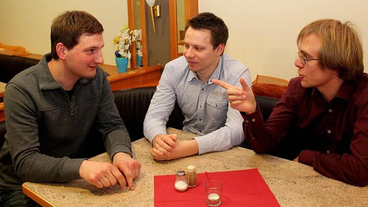 Johannes Funke, Christopher Warter und Bernd Herberger (v. l.) im Gespräch Foto: Johanna Blum
