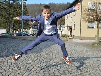 Bequem und sportlich, so hatte sich Leon seine Kommunion-Kleidung gewünscht. Am Weißen Sonntag hat er zusammen mit 29 anderen Kinder aus der Pfarrei Scheßlitz seinen großen Tag.  Foto: Ronald Rinklef