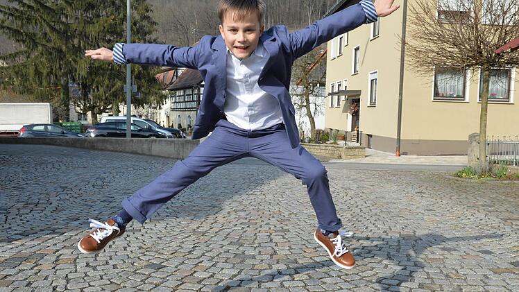 Bequem und sportlich, so hatte sich Leon seine Kommunion-Kleidung gewünscht. Am Weißen Sonntag hat er zusammen mit 29 anderen Kinder aus der Pfarrei Scheßlitz seinen großen Tag.  Foto: Ronald Rinklef