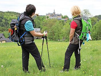 Der sechste Frankenwald-Wandermarathon führt unter anderem an der Burg Lauenstein vorbei. Start und Ziel sind in Tettau.  Fotos: Ronald Heck