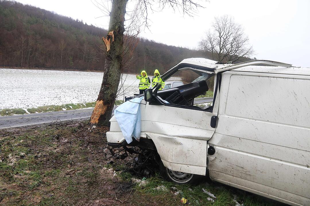Kleintransporter kracht gegen Baum: Mann stirbt bei Unfall in Mittelfranken