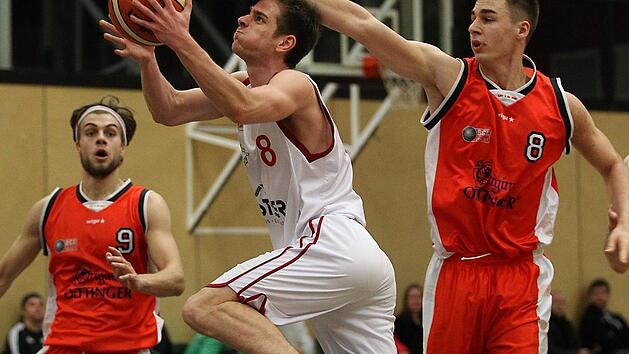 Da kann der Erfurter Lorenz Schiller (r.) foulen, wie er will: Der Regnitztaler Heinrich Ueberall zieht mit aller Macht zum Korb - und tut das auch erfolgreich; links der Th&uuml;ringer Anton Teichmann. Foto: sportpress