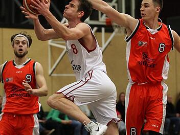 Da kann der Erfurter Lorenz Schiller (r.) foulen, wie er will: Der Regnitztaler Heinrich Ueberall zieht mit aller Macht zum Korb - und tut das auch erfolgreich; links der Th&uuml;ringer Anton Teichmann. Foto: sportpress