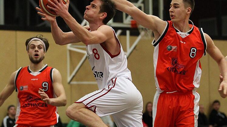 Da kann der Erfurter Lorenz Schiller (r.) foulen, wie er will: Der Regnitztaler Heinrich Ueberall zieht mit aller Macht zum Korb - und tut das auch erfolgreich; links der Th&uuml;ringer Anton Teichmann. Foto: sportpress