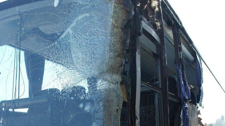 Schwer in Mitleidenschaft gezogen  wurde auch der Bus, der draußen neben der Halle stand.