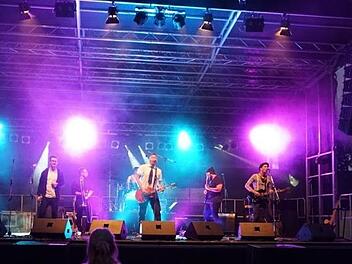 "Ragin' Diarrhea" aus Herzogenaurach heizte mit einer Mischung aus Punkrock, Ska, Funk, Rock und Metall ein. Foto: Jörg Thiergärtner