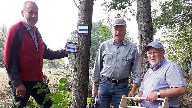 Fritz Nietner, Manfred Held und Hans Werther (von links) haben die Markierungen entlang des Markgrafenwegs erneuert.  Foto: privat