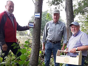 Fritz Nietner, Manfred Held und Hans Werther (von links) haben die Markierungen entlang des Markgrafenwegs erneuert.  Foto: privat