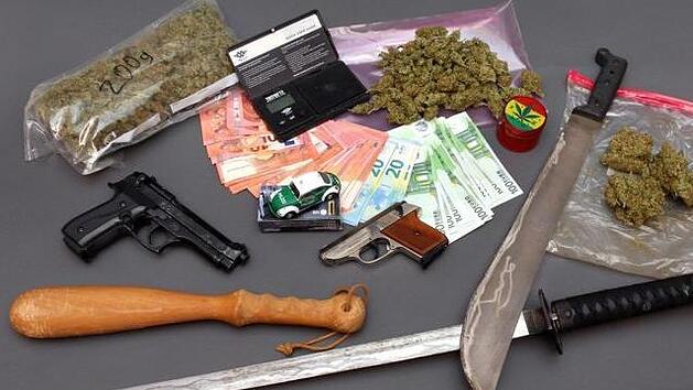 Die Polizei hat Waffen, 300 Gramm Betäubungsmittel und Bargeld sichergestellt . Foto: Polizeipräsidium Oberfranken