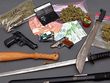 Die Polizei hat Waffen, 300 Gramm Bet&auml;ubungsmittel und Bargeld sichergestellt . Foto: Polizeipr&auml;sidium Oberfranken
