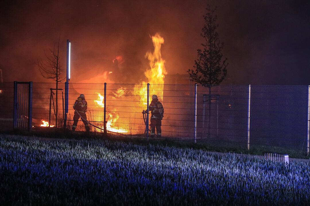Feuer-Inferno in der Nacht: Brand auf Firmengelände im Kreis Bamberg