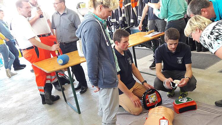 nbetriebnahme des externen Defibrillators in Seubrigshausen.Marco Hornung
