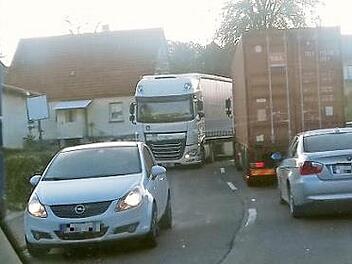 Da die A7 wegen des Betonmischer-Unfalls gesperrt werden musste, wurde der Verkehr &uuml;ber die B 286 umgeleitet, was wie hier in Geroda zu sehr engen Stra&szlig;enverh&auml;ltnissen f&uuml;hrte. Foto: Ingeborg Morschh&auml;user
