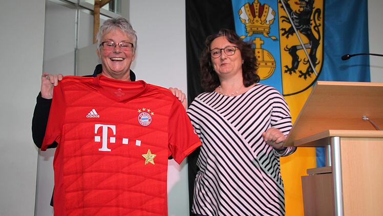 Eva Vollmuth, Mitarbeiterin  der Schulleitung schenkte der bekennenden Bayern-Anhängerin Lydia Münch ein  Fußballtrikot. Foto: Stephan Stöckel.