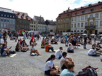 Mehrere Hundert junge Menschen fordern mit der wiederaufgenommenen "Fridays for Future"-Demo schneller mehr Klimaschutz.J. Megerle