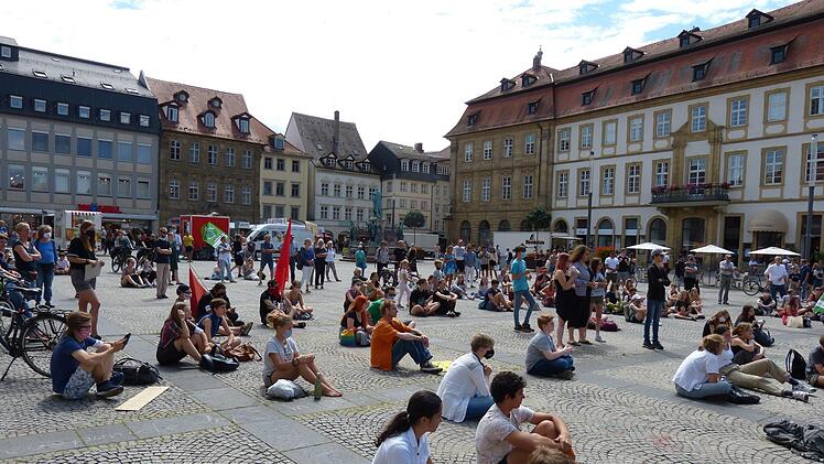 Mehrere Hundert junge Menschen fordern mit der wiederaufgenommenen "Fridays for Future"-Demo schneller mehr Klimaschutz.J. Megerle