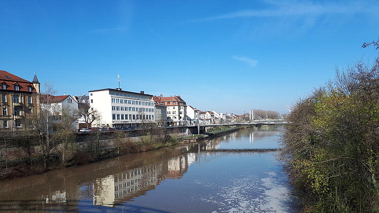 Bamberg: Seltsamer Schaum auf der Regnitz - Experte kl&auml;rt auf