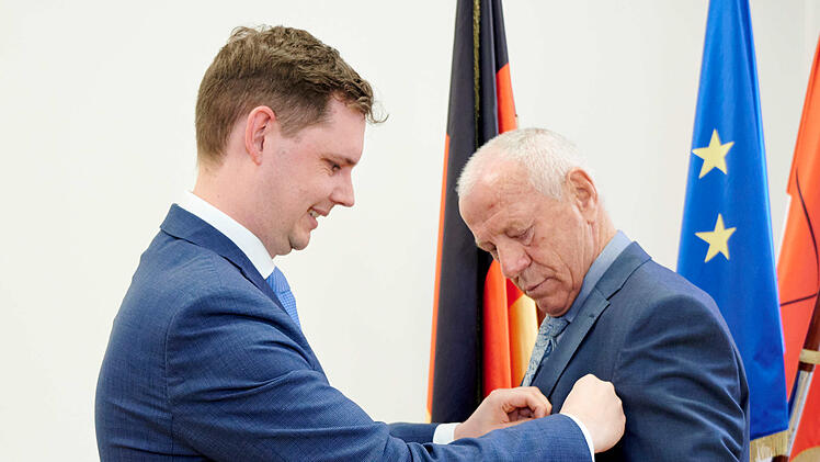 Bamberg: Postbote erh&auml;lt Verdienstmedaille der Bundesrepublik Deutschland - "f&uuml;r au&szlig;erordentlichen Einsatz"