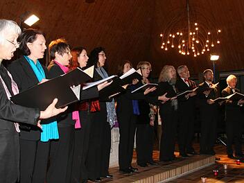 Das Vokalensemble TonART verzauberte die Zuhörer in der Burghaiger Johanneskirche. Foto: Sonja Adam