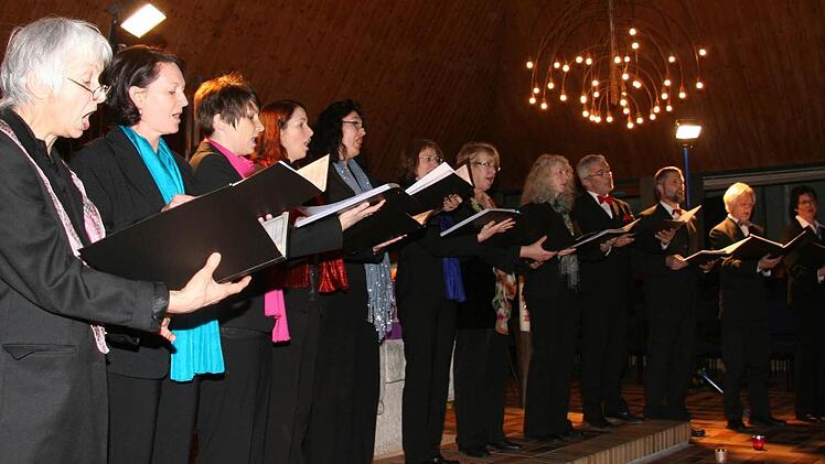 Das Vokalensemble TonART verzauberte die Zuhörer in der Burghaiger Johanneskirche. Foto: Sonja Adam