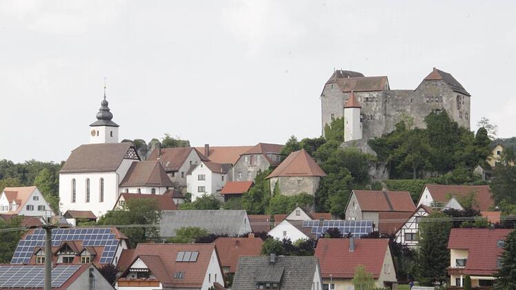 Die Burg thront über Hiltpoltstein.  Foto: Josef Hofbauer