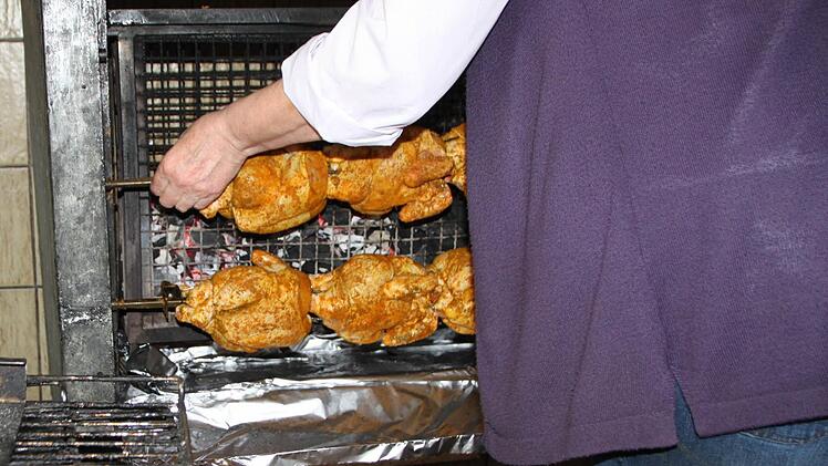 Mit geübten Handgriffen hängt Ingrid Penner die Spieße ein.