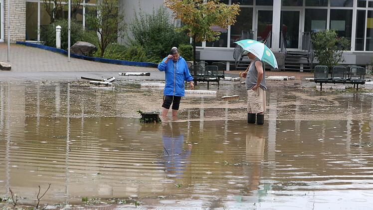 Blitz, Donner, Regen, Hagel: Die Unwetter in Oberfranken haben zahlreiche Bäume entwurzelt, Häuser abgedeckt und Straßen überflutet. Mehrere Keller liefen voll Wasser. Feuerwehr und THW waren mit bis zu 50 Einsätzen beschäftigt. Foto: News5/Herse