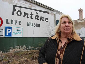 Michaela Schmitt erinnert sich noch gerne an die alten Zeiten im Tanzlokal Fontäne.  Foto: Christian Bauriedel