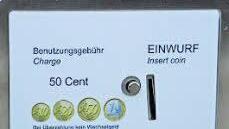 Noch lautet das Signal der Toilettenkabine "besetzt".  Fotos: R. Popp