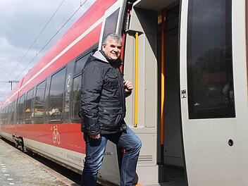 Joachim Beez pendelt täglich vier Stunden mit dem Zug. Foto: Schadeck