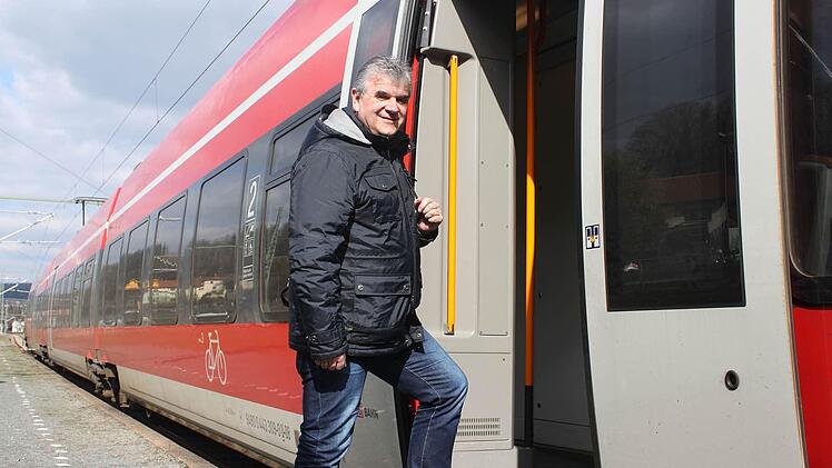 Joachim Beez pendelt täglich vier Stunden mit dem Zug. Foto: Schadeck