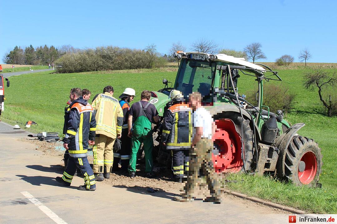 Traktor überschlägt sich bei Lankendorf - Fahrer schwer verletzt