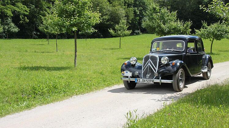 Ein Citroen 11CV aus dem Jahre 1953 kommt daher gefahren.