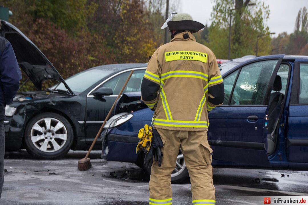 Kollision nach mutmaßlichem Rotlichtverstoß – Eine Person schwer verletzt