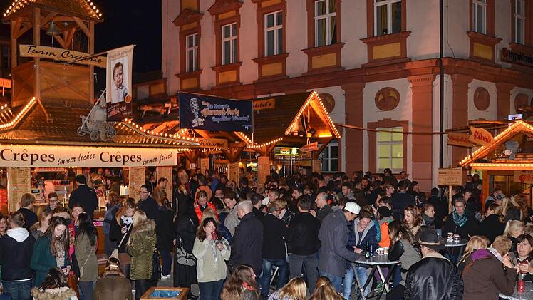 Vor dem Bayreuther Winterdorf.