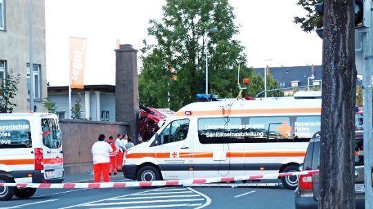 Ein Rettungswagen wurde während der Bergungsarbeiten extra so platziert, dass der Blick auf verletzte Personen verdeckt war. Foto: Jochen Berger