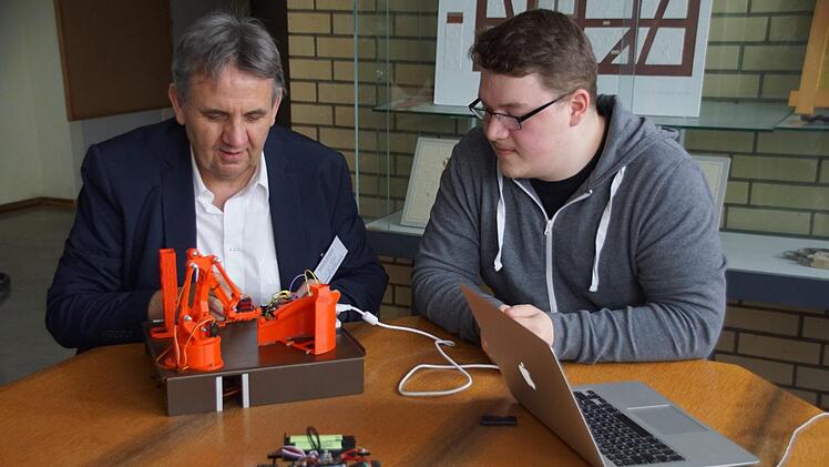 Mit Robotik und dem vom Freundeskreis gesponserten 3-D-Drucker beeindruckten die IT-Klassen der Berufsschule - bei der Abschlussprogrammierung bat Mario Daux seinen Lehrer Kurt Helbig kurz um Hilfestellung.