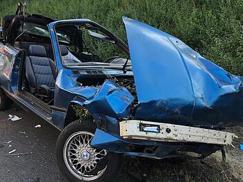 Unfall auf der A73: Im Kreis Lichtenfels hat sich ein Cabrio &uuml;berschlagen. Zwei Personen wurden schwer verletzt.  Ein Rettungshubschrauber ist im Einsatz. Foto: NEWS5/Merzbach
